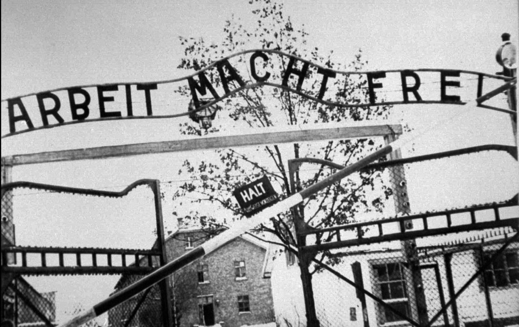 exterir, entrén till koncentrationslgret auschwitz-birkenau under andra vrldskriget, med skylten arbeit macht frei. 95-01-27 50 r sedan ryska trupper befriade mnniskorna i lgret.