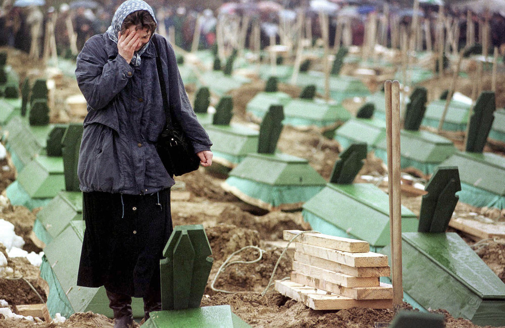 foto : amel emric : unidentified bosnian muslim woman moans near the grave of a relative during funeral ceremony in memici, 26 kms (14 miles) east of tuzla, on wednesday, nov. 17, 1999. the funeral ceremony was conducted for 261 bosnian muslims killed by bosnian serbs in 1992. all of the bodies were found in a single  mass grave site in the village of glumina in october 1998. several thousands attended the ceremony. (ap photo/amel emric) coyright scanpix sweden code 433