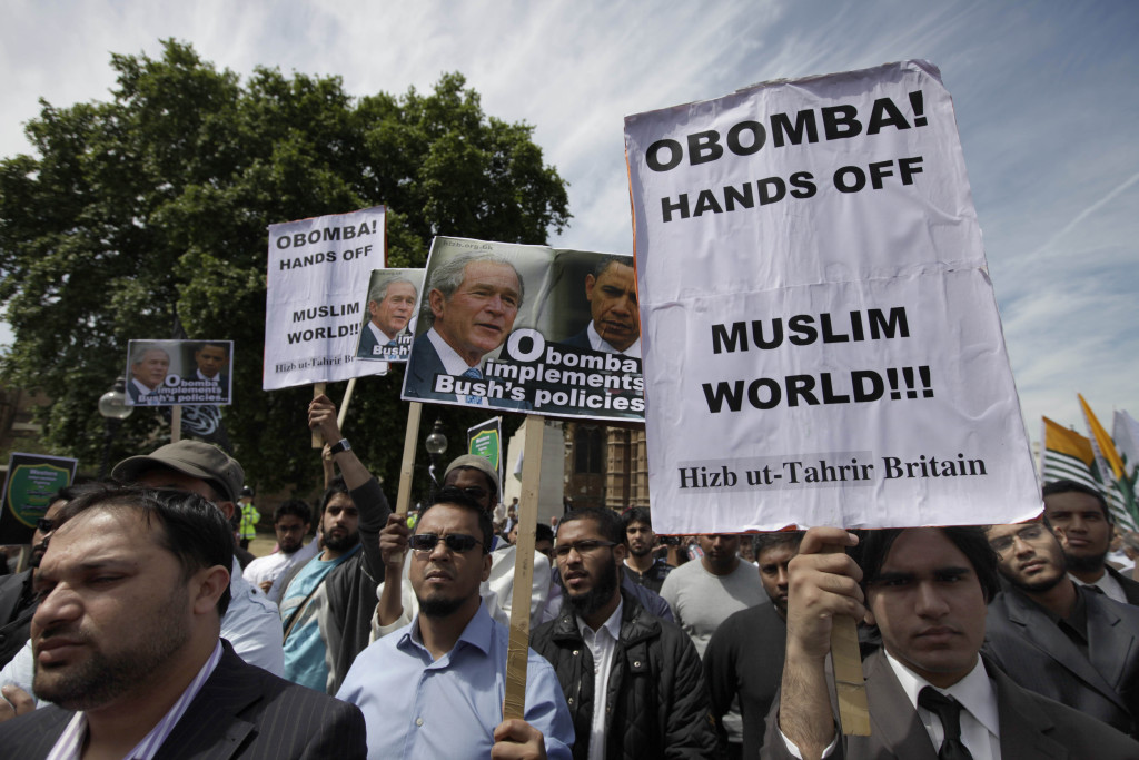 ap foto : lefteris pitarakis : protesters from the hizb ut-tahrir britain group demonstrate outside britain's houses of parliament, in central london, where u.s. president barack obama was to give an address, wednesday may 25, 2011. the placard, center, features pictures of former u.s. president george w.bush, left, and obama.  obama is on a state visit to britain just before a g-8 summit in france, which obama is expected to attend. (ap photo/lefteris pitarakis) / scanpix code: 436 britain u automatarkiverad