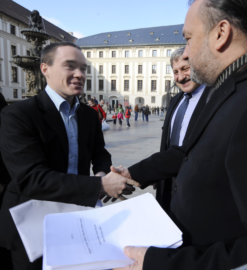 ap foto : stanislav zbynek : secretary of the far-right swedish democrats kent ekeroth, left, hands over a petition with some 20,000 signatures to ladislav jakl, right, the secretary of czech president vaclav klaus, in the courtyard in prague castle cfriday, oct. 30, 2009. the petition was organised by european opponents of the lisbon treaty and calls on klaus not to sign the document. klaus is the last  national leader in the european union who has not yet signed the treaty. (ap photo/ctk, stanislav zbynek) *slovakia out* slovakia ou kent ekeroth, ladislav jak czech eu lisbon treaty opponent automatarkiverad