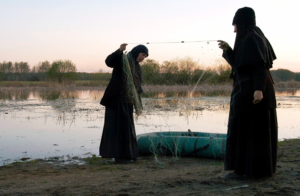 foto : str : russian orthodox nuns check a net before fishing on the irtysh river about 40km (24 miles) north from the town of pavlodar in northern kazakhstan april 29, 2005. picture taken on april 29, 2005.  reuters/vladimir bugayev