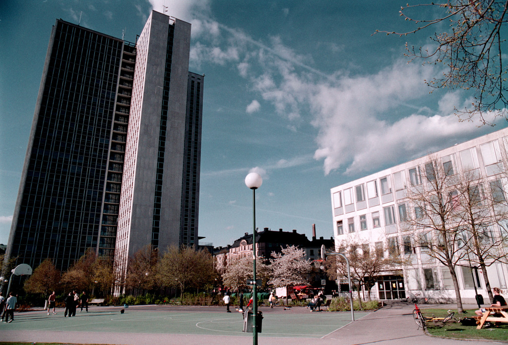 fula platser i stockholm, s torg med s gymnasium, basketplan och skatteskrapan. skatteverket.