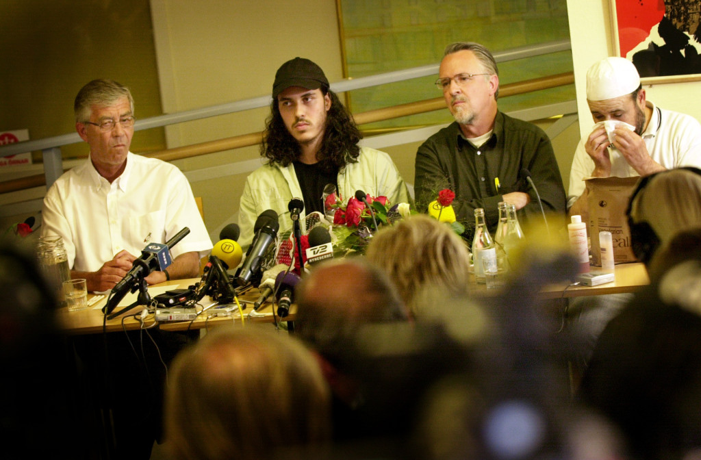 mehdi ghezali, fd fnge av de amerikanska myndigheterna p guantánamobasen i kuba, hller presskonferens i rebro. fr v peter althin, advokat sverige, mehdi ghezali, gsta hultén, ordfrande sverige guantánamogruppen och mehdi ghezalis pappa.