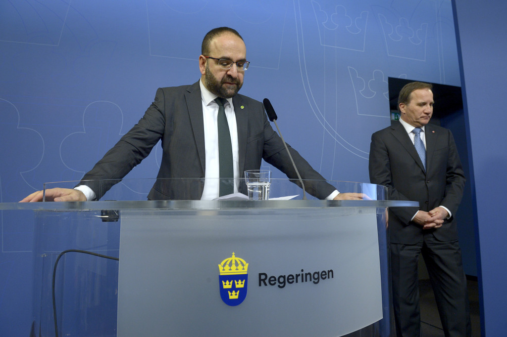 stefan lfven, politiker (s) sverige statsminister, meddelar att mehmet kaplan, (mp) bostadsminister, tvingas avg efter hans samrre med turkiska hgerextremister