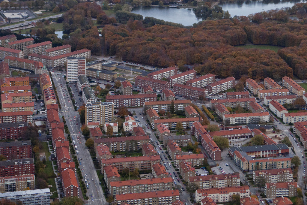 nye lasermannen. minst 15 personer har beskjutits i malm sedan oktober 2009. 38-rige peter mangs r misstnkt fr dden. flygbilder ver malm. peter mangs hus och korvkiosk p kpenhamnsvgen