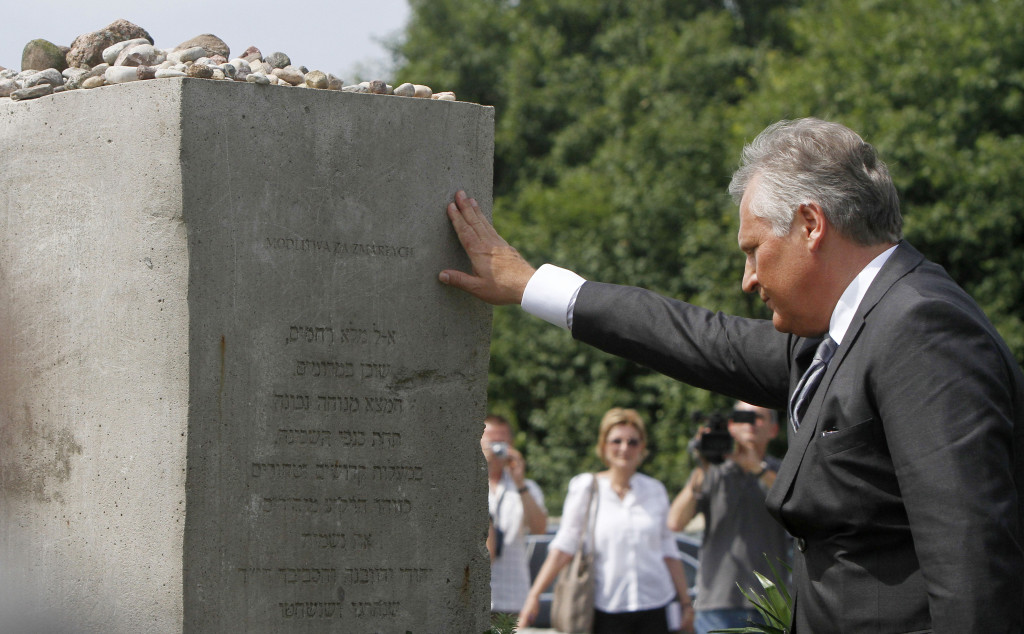 ap foto : czarek sokolowski : former polish president alekdander kwasniewski touches the statue  after praying for the dead at a ceremony marking 70 years since poland's villagers murdered hundreds of their jewish neighbors during world war ii in jedwabne, poland, sunday, july 10, 2011. (ap photo/czarek sokolowski) / scanpix code: 436 aleksander kwasniewsk poland massacred jew automatarkiverad