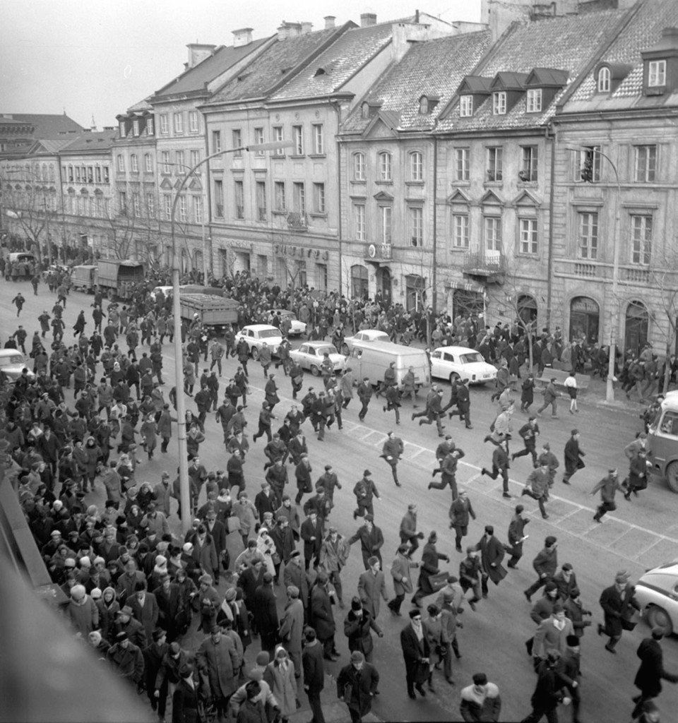 ap foto : tadeusz zagozdzinski : ** to go with story bc poland jewish purge by ryan lucas ** file ** a march 1968 black and white file photo showing people running away as police attack near the warsaw university during student riots. the 1968 student riots in poland ended with an anti-semitic campaign by the communist regime that drove an estimated 15,000 jews from poland. (ap photo/pap/caf-tadeusz zagozdzinski, file) to go with story bc poland jewish purge by ryan luca poland jewish purg automatarkiverad