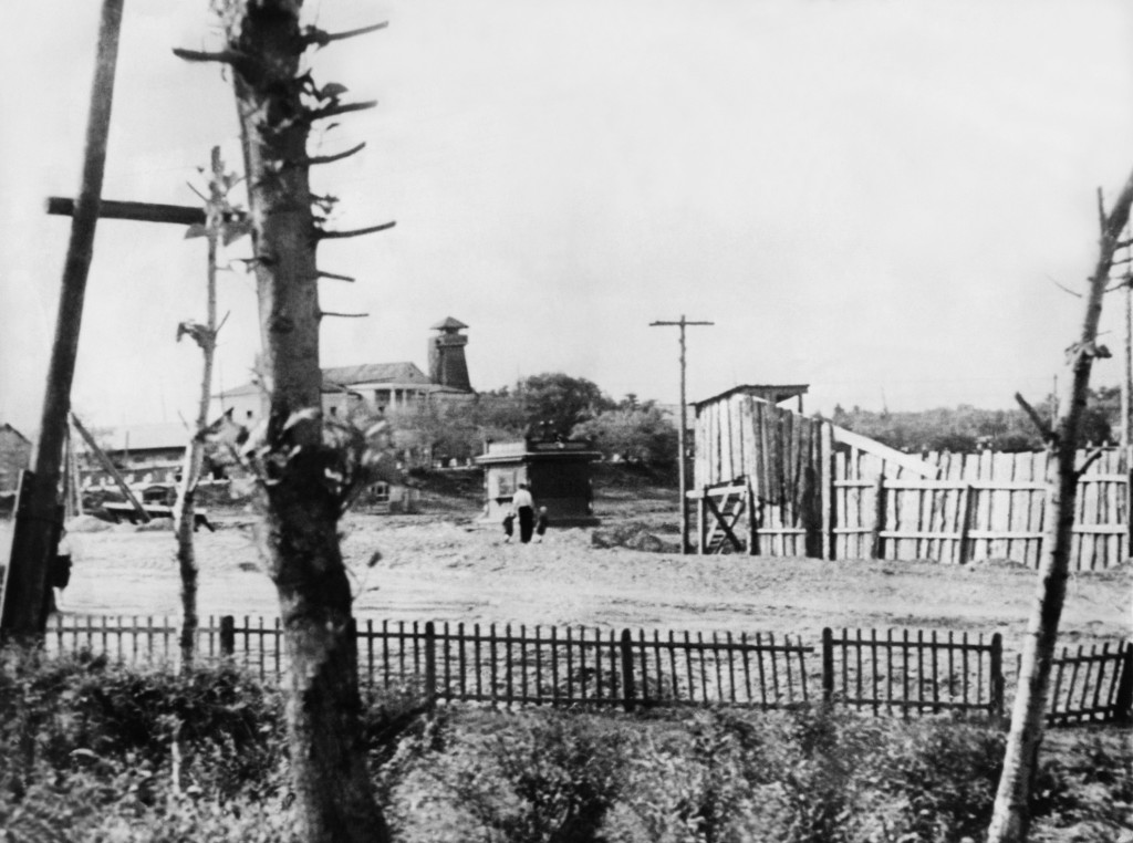 ap foto : ap : ** file ** one of the gulag camps is seen in the capital of the jewish autonomous region, birobidzhan, 8,368 km (5,200 miles) east of moscow, in this 1954 file photo. the board fence, right, off the main street, hides a prison work gang. the corner hut is for internal affairs soldiers who stand guard with machine guns. the mayor of the remote arctic city of vorkuta, 2,000 kilometers (1,200 miles) northeast of moscow, that was home to some of the most feared gulag camps wants to build a new one, with a twist. the inmates would sentence themselves to go there, and pay a premium for it. (ap photo/file) to go with story russia gulag tourism 1954 file photo b/w onl russia gulag touris automatarkiverad