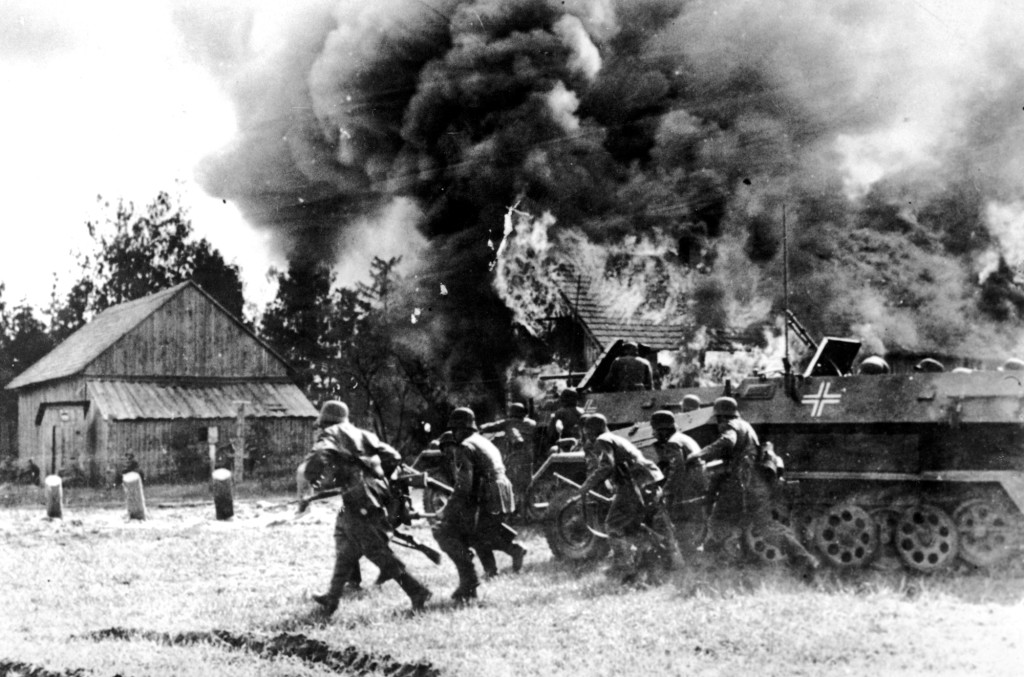 ap foto : ap : ** file ** nazi german soldiers, supported by armored personnel carriers, move into a burning russian village  at an unknown location during the nazi german invasion of the soviet union  in this june 26, 1941, file photo. on thursday, june 22, 2006, russians will to mark the 65th anniversary of the nazi invasion.  war memories remain strong in russia: soviet losses reached 27 million people, touching almost every family.(ap photo/file) june 26 1941 file phot russia invasion anniversar automatarkiverad