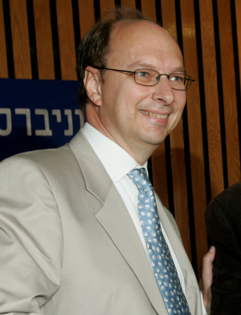 ap foto : kevin frayer : israeli-american professor robert j. aumann, right,  smiles as he shakes hands with swedish ambassador to israel robert rydberg at a news conference after winning the nobel prize in eonomics ,at the hebrew university in jerusalem, monday, oct. 10, 2005. the israeli-american economist who won the 2005 nobel prize in economics for developing theories that help explain conflicts, said he believes strife in the middle east will continue for many more years. (ap photo/kevin frayer)   mideast israel nobel prize automatarkiverad