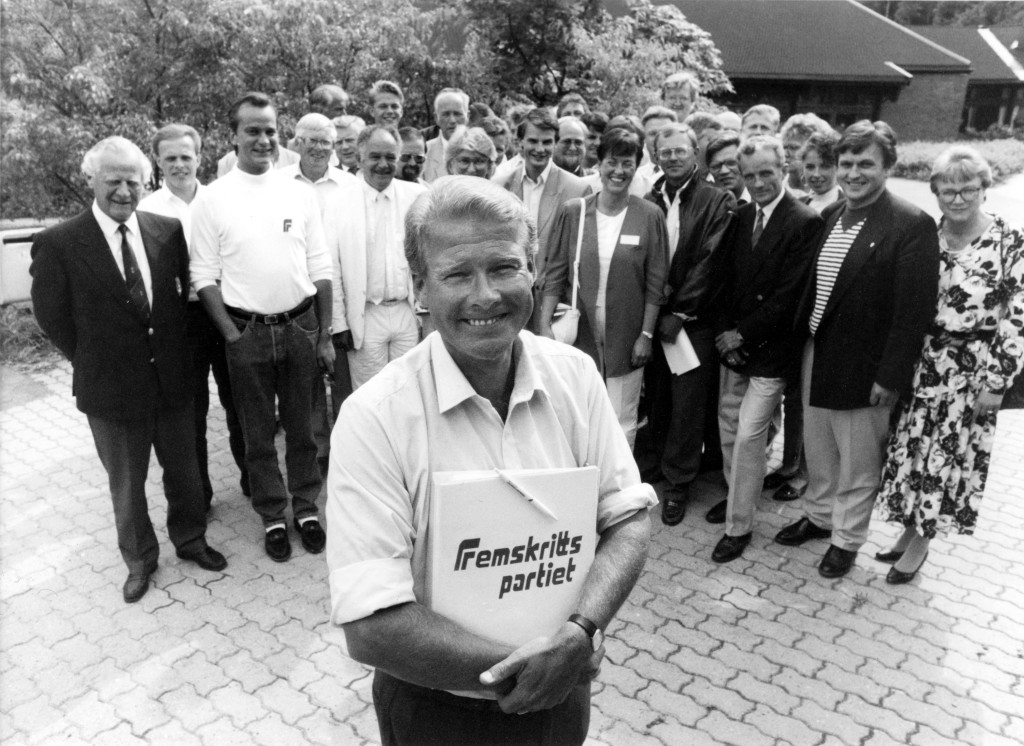 foto : ntb scanpix : oslo 19890730: partiformann carl i. hagen har innkalt partiets hâpefulle stortingskandidater til et siste drillmte i skikk og bruk fr hstens valg.  her hagen med sitt partis stortingskandidater. foto: ntb arkiv