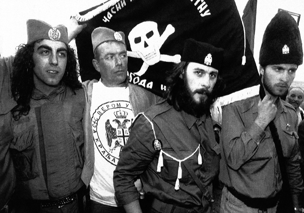 foto : dusan vranic : serbian chetniks hold their flag during founding anniversary of chetnik movement at ravna gora mountain, some 150 kilometers from belgrade, may 11, 1991. chetniks are volunteering in defending serbian villages in croatia in recent clashes in which more than 20 people were killed. (ap photo/dusan vranic)