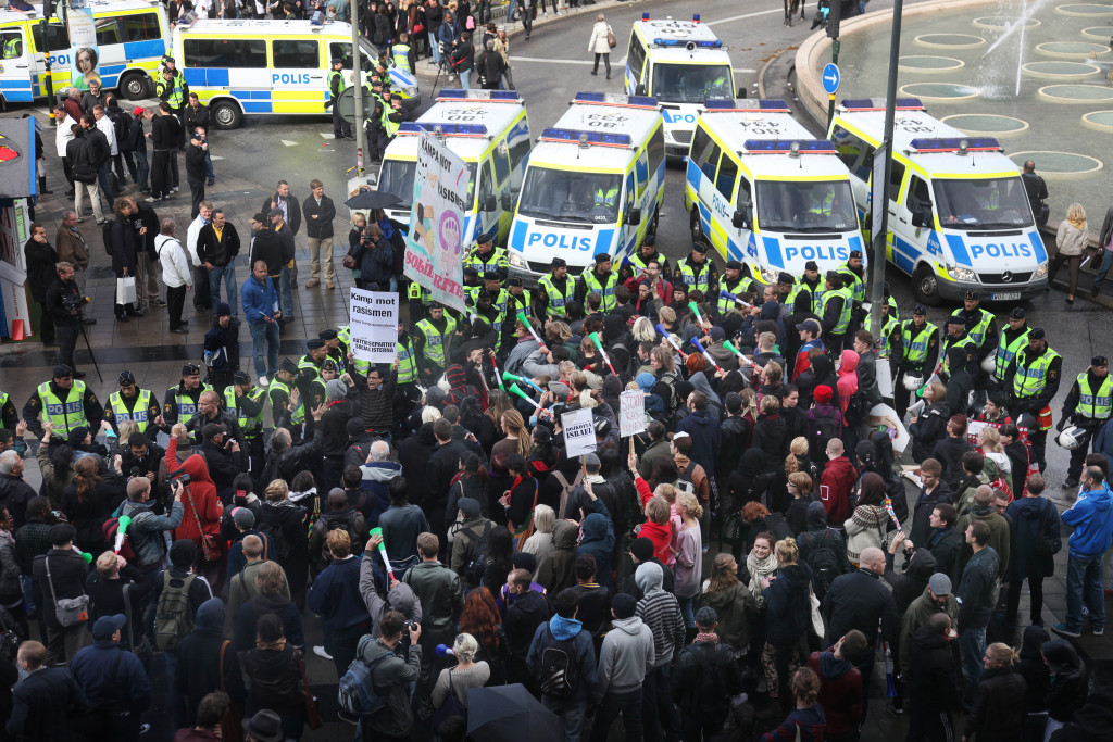 valet 2010. jimmie kesson, politiker (sd) sverige partiledare, valtalar p sergels torg. motdemonstrationer. poliser torgmte