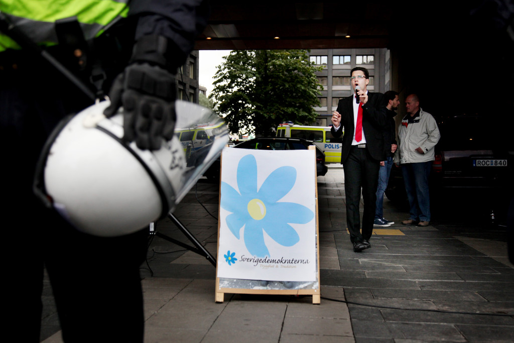 valet 2010. jimmie kesson, politiker (sd) sverige partiledare, valtalar p sergels torg. motdemonstrationer. poliser torgmte