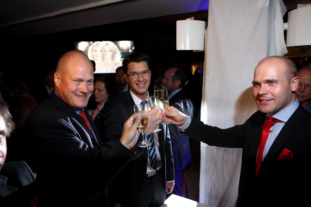 valet 2010. sverigedemokraternas valvaka. sven-olof sllstrm, jimmie kesson, politiker (sd) sverige partiledare, och erik almqvist, pressekreterare, dricker champagne. glad