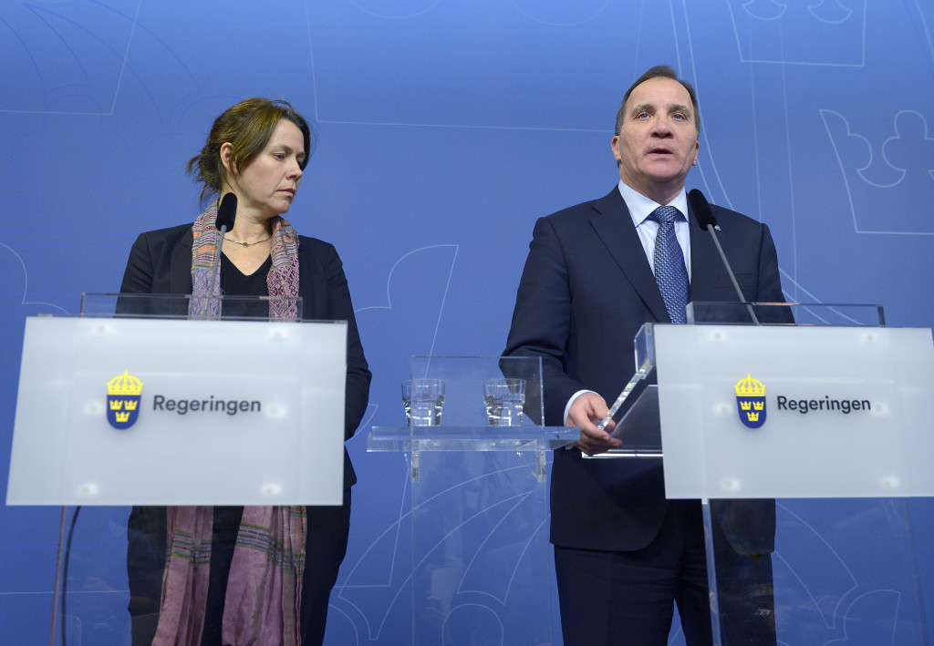 foto : janerik henriksson/tt : stockholm 2015-11-24  statsminister stefan lfven (s) och vice statsminister sa romson (mp) presenterade p tisdagen ett frslag p migrationsomrdet vid en presskonferens i riksdagen i stockholm. enligt vad tt erfar kommer regeringen att infra id-kontroller ven p bussar och tg till sverige.   foto: janerik henriksson / tt / kod 10010