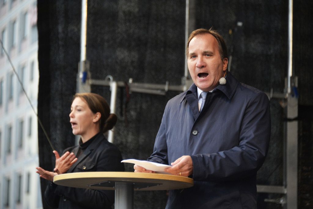 flyktingkatastrofen. refugees welcome. 15000 mnniskor samlades p medborgarplatsen i stockholm fr en manifestation fr att vlkomna flyktingar till sverige. stefan lfven, politiker (s) sverige statsminister, talar p manifestationen