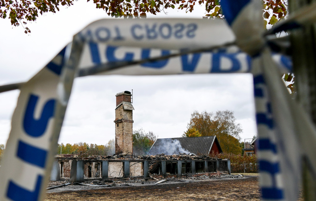 foto : johan nilsson/tt : k?nna 2015-10-19  polisens avsp?rrningar omg?rdar pâ mândagen fortfarande de rykande resterna av skolan i kânna. kânnaskolan totalf?rst?rdes i en brand natten till l?rdagen. skolan var t?nkt att anv?ndas som evakueringsbost?der f?r flyktingar.    foto: johan nilsson / tt / kod 50090