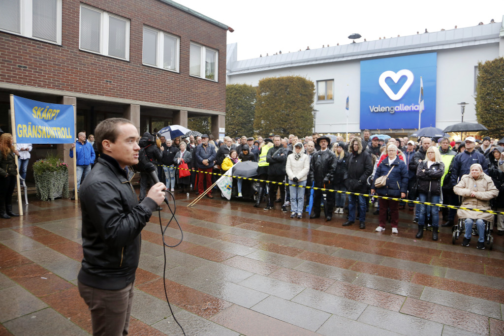 foto : stig-?ke j?nsson/tt : trelleborg 20151017 sverigedemokraternas kent ekeroth talar n?r partiet hâller manifestation f?r f?rst?rkt gr?nskontroll pâ râdhustorget i trelleborg pâ l?rdagen.  foto: stig-?ke j?nsson / tt kod 70040